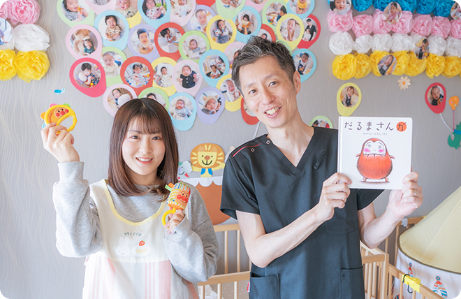 笑顔で迎える院長と常勤保育士の様子