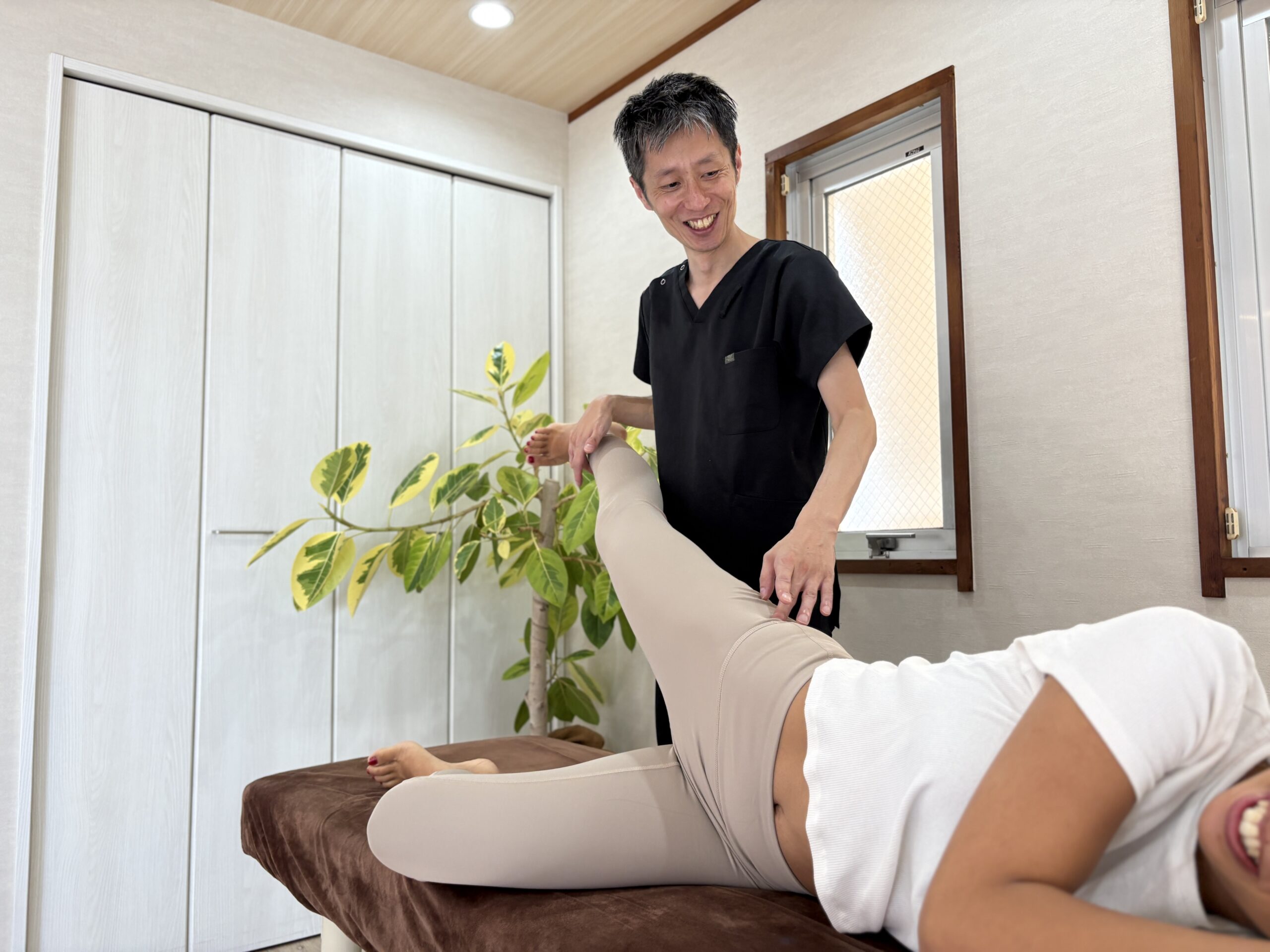 産後ママへの中臀筋トレーニング指導の様子